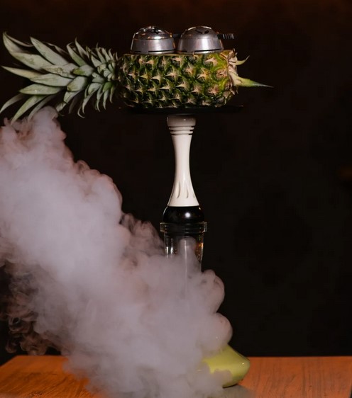 Ананасовый кальян в облаке дыма